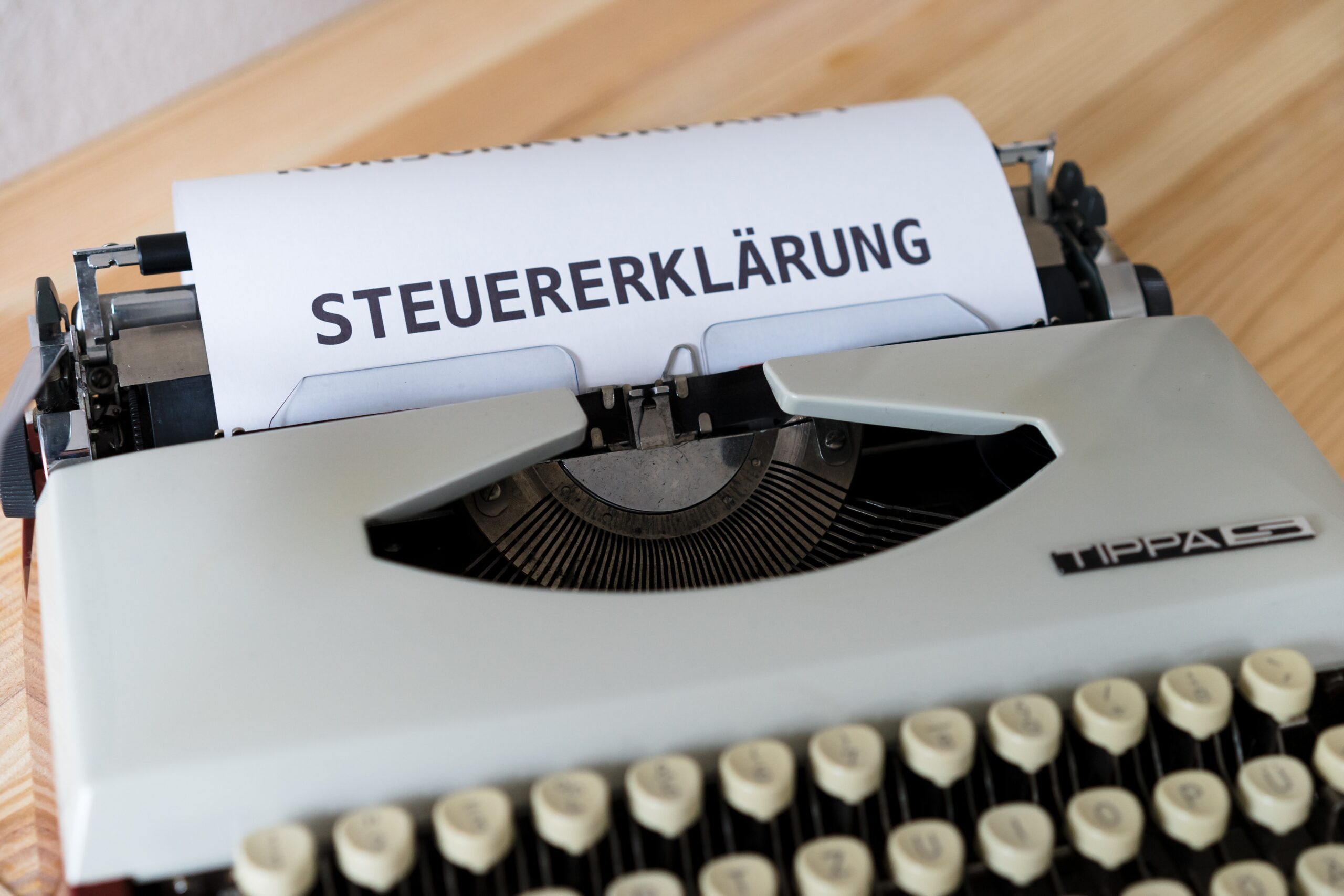 Schreibmaschine mit einem Schreiben, welches den Titel Steuererklärung trägt