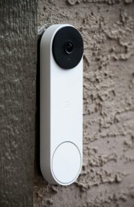 Amazon Ring Video-Türklingel angebracht an einer Hauswand
