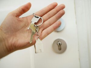 Schlüsselbund mit Hausanhänger vor Wohnungstür bei einer Wohnungsübergabe